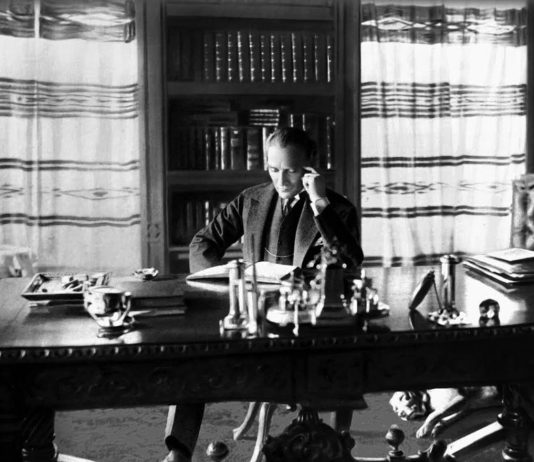 Atatürk'ün kütüphanesi dijital arşivde: Atatürk'ün okuduğu kitaplar, altını çizdiği satırlar ve sayfa kenarı notları.