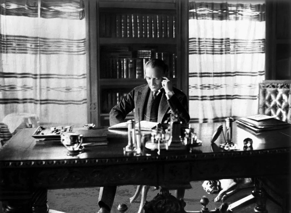 Atatürk'ün kütüphanesi dijital arşivde: Atatürk'ün okuduğu kitaplar, altını çizdiği satırlar ve sayfa kenarı notları.