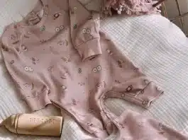 Cigit çocuk takım koleksiyonu: Organik hastane çıkışı setleri, müslin takımlar ve rahat pijama takımları.