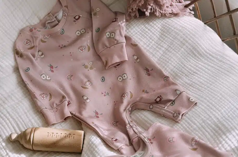 Cigit çocuk takım koleksiyonu: Organik hastane çıkışı setleri, müslin takımlar ve rahat pijama takımları.