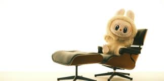 Performative Kariyer: İş hayatında kurumsal metot oyunculuğu, persona çalışması ve Performative Male etkisi.