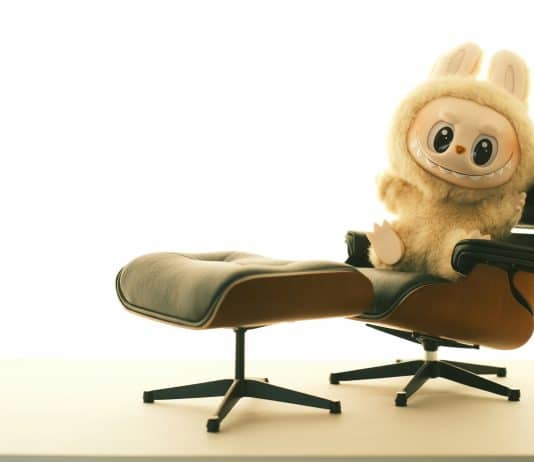 Performative Kariyer: İş hayatında kurumsal metot oyunculuğu, persona çalışması ve Performative Male etkisi.