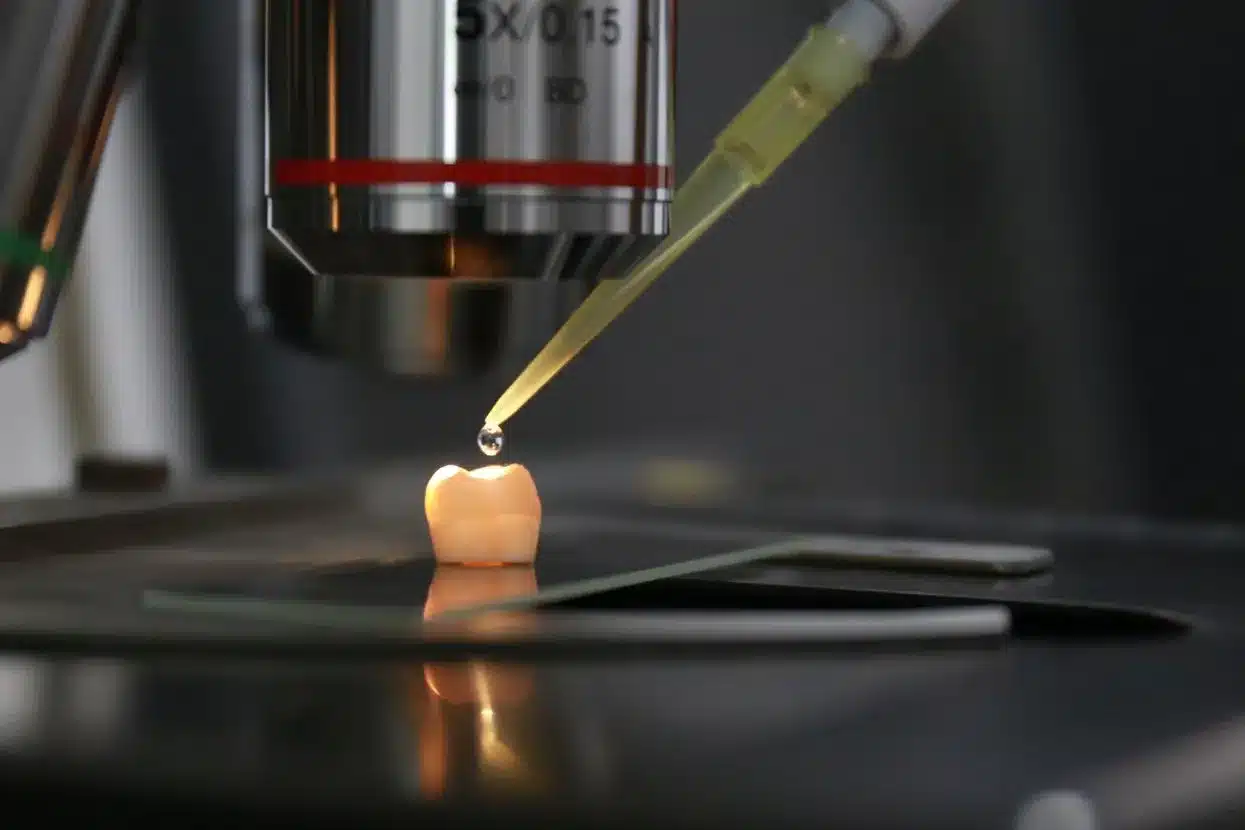 Diş minesini onaran jel: Diş çürükleri ve mine aşınmasına karşı geliştirilen yeni protein iskelesi teknolojisi.