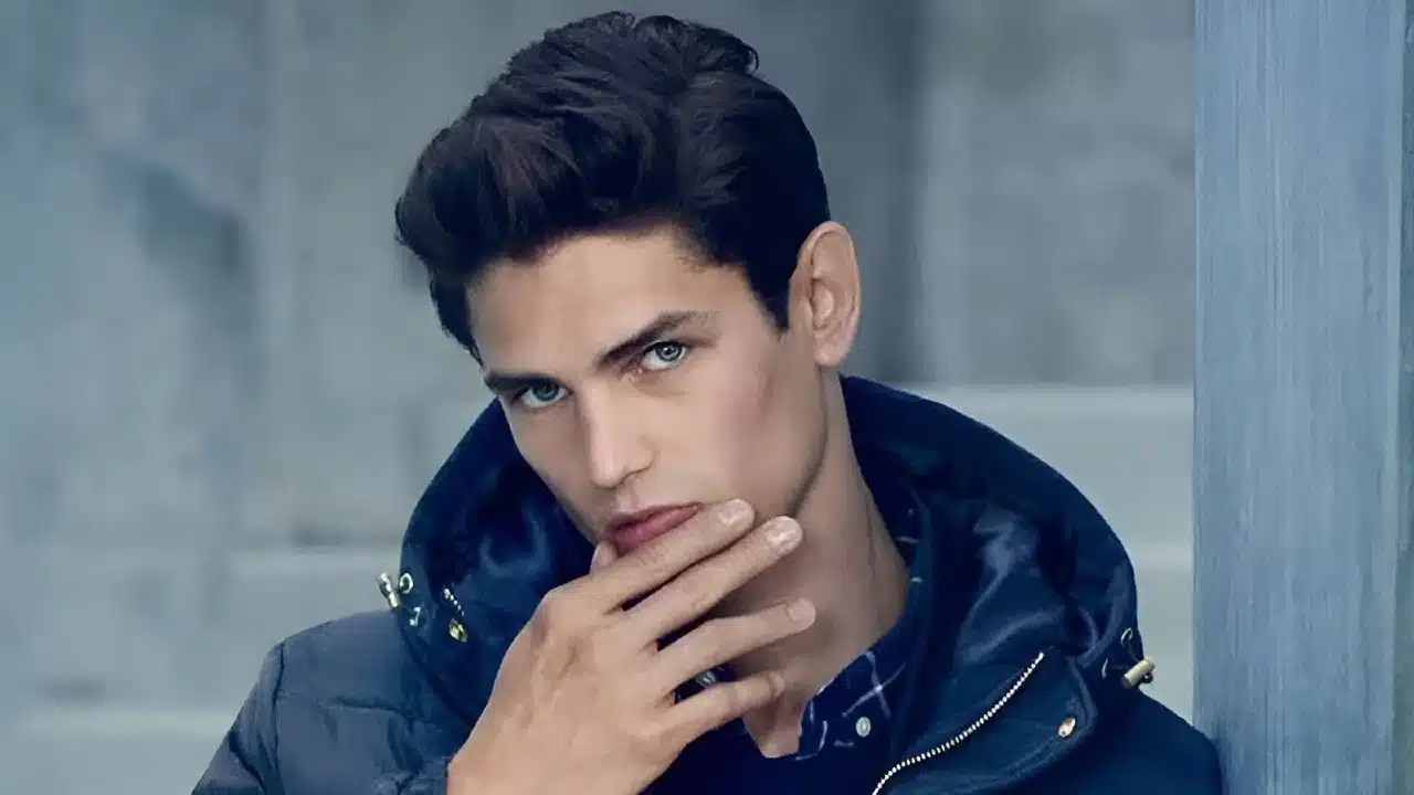 Erkekler için kışın saç bakımı rehberi: Saç derisi kuruluğu ve saç dökülmesi sorunlarına karşı 7 uzman kuralı.