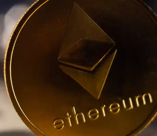 Ethereum fiyatını etkileyen faktörler: Deflasyonist yapı (The Merge, EIP-1559) ve DeFi ile NFT'lerin talebi.