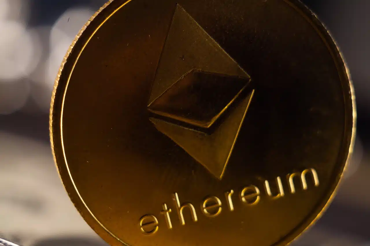 Ethereum fiyatını etkileyen faktörler: Deflasyonist yapı (The Merge, EIP-1559) ve DeFi ile NFT'lerin talebi.