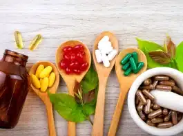 Gıda takviyesi kullanımı: Kişiselleştirilmiş takviye, proaktif sağlık ve bağışıklık sistemi desteği üzerine bir konsept.