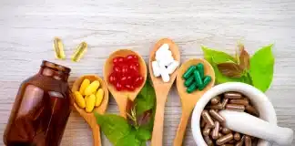 Gıda takviyesi kullanımı: Kişiselleştirilmiş takviye, proaktif sağlık ve bağışıklık sistemi desteği üzerine bir konsept.