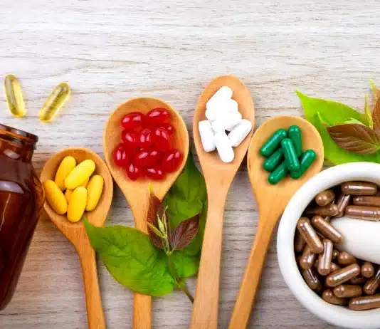 Gıda takviyesi kullanımı: Kişiselleştirilmiş takviye, proaktif sağlık ve bağışıklık sistemi desteği üzerine bir konsept.