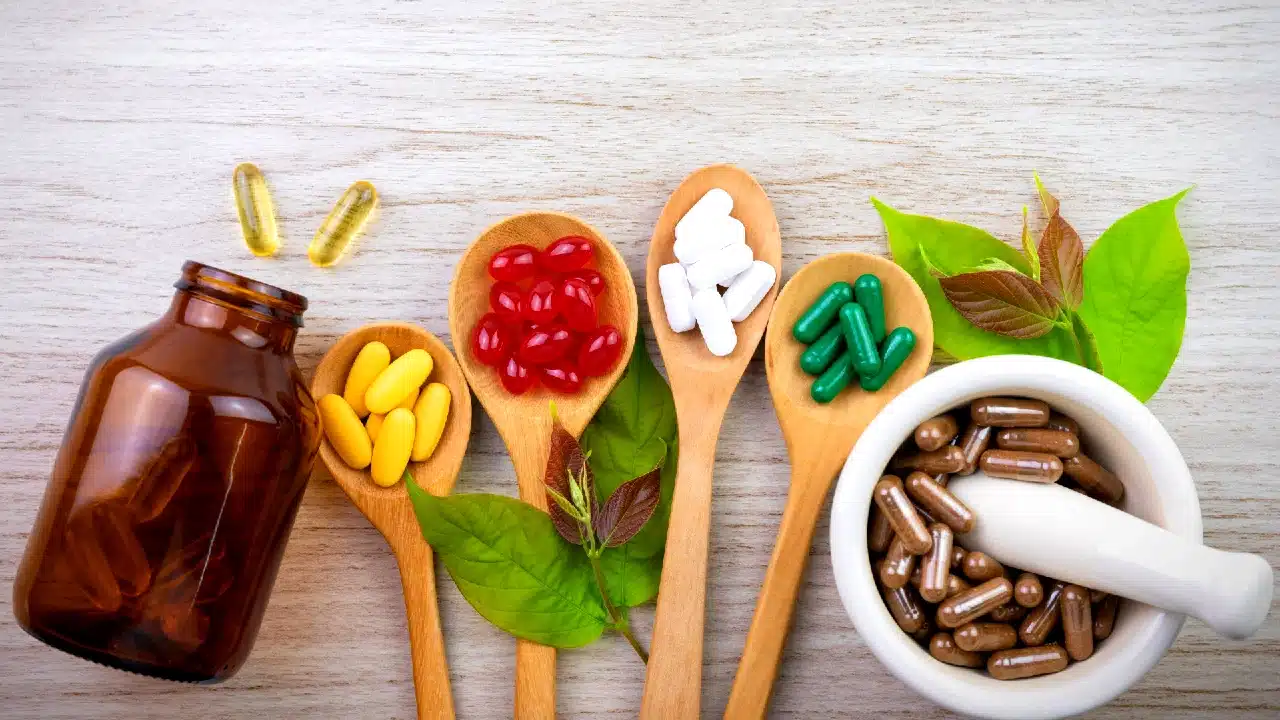 Gıda takviyesi kullanımı: Kişiselleştirilmiş takviye, proaktif sağlık ve bağışıklık sistemi desteği üzerine bir konsept.