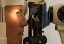 Her 5 saniyede 1 kişi görme kaybı yaşıyor: Glokom ve katarakt belirtileri Görme kaybı ve erken teşhis: Glokom, katarakt ve diyabetik retinopati belirtileri için göz muayenesi konsepti.