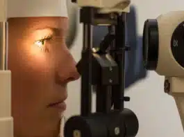 Görme kaybı ve erken teşhis: Glokom, katarakt ve diyabetik retinopati belirtileri için göz muayenesi konsepti.