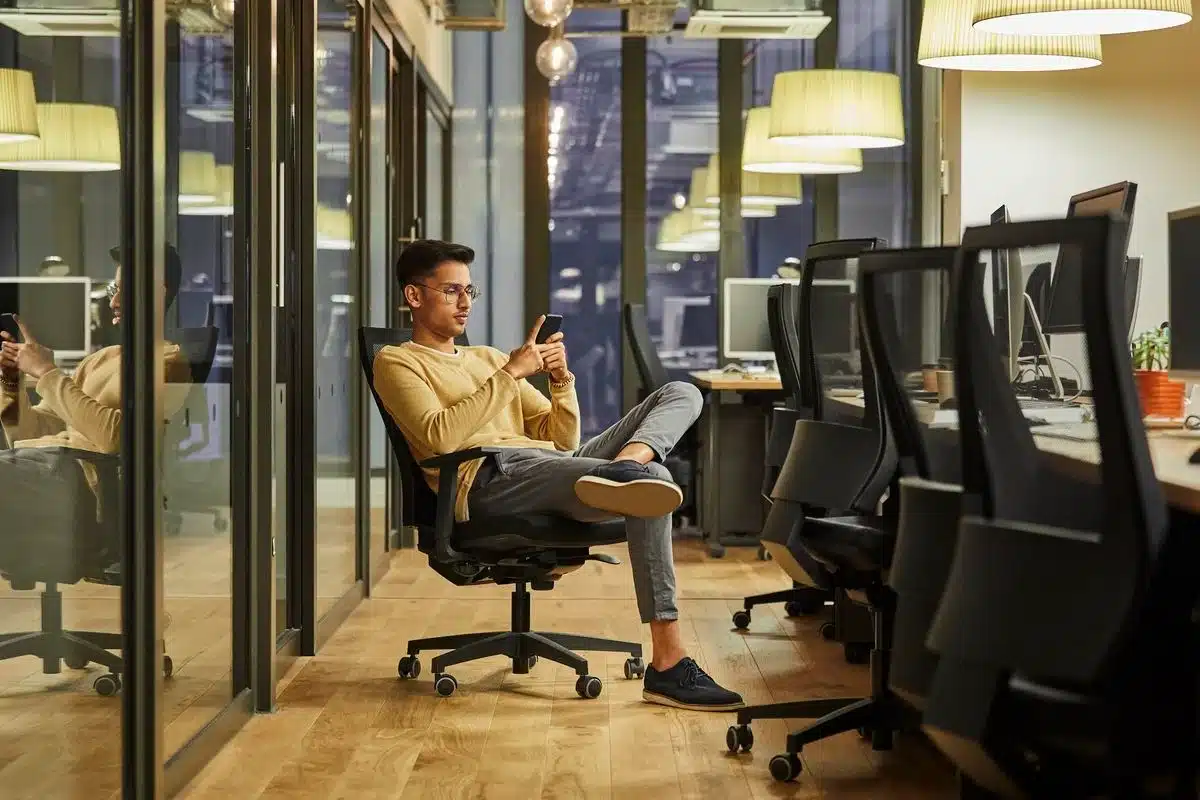 Z Kuşağı beklentileri: Esnek çalışma, yüksek maaş ve düşük sadakat üzerine AGS Global'in Liderlerin Z Kuşağı Karnesi araştırması.