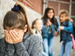 Akran zorbalığı ve siber zorbalık hakkında uzman görüşleri: Okulda zorbalık, duygusal şiddet ve zorbalıkla mücadele yöntemleri.