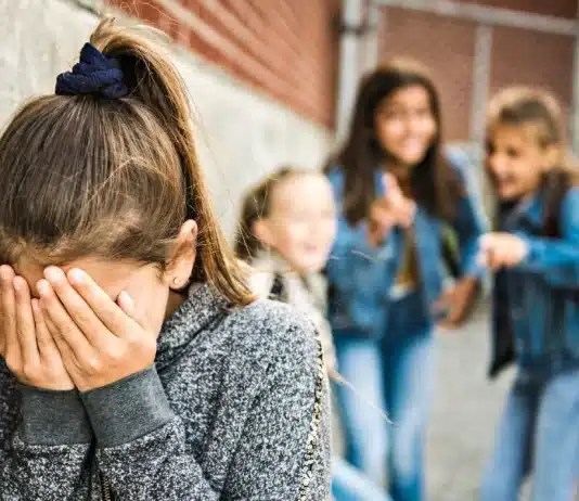 Akran zorbalığı ve siber zorbalık hakkında uzman görüşleri: Okulda zorbalık, duygusal şiddet ve zorbalıkla mücadele yöntemleri.