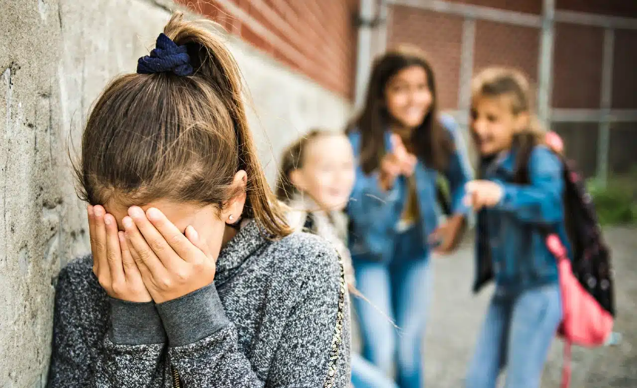 Akran zorbalığı ve siber zorbalık hakkında uzman görüşleri: Okulda zorbalık, duygusal şiddet ve zorbalıkla mücadele yöntemleri.