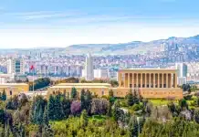 Ankara’da Geziyi Kolaylaştıran Pratik İpuçları Ankara'da geziyi kolaylaştıran ipuçları: Şehir merkezi ve Anıtkabir manzarası.