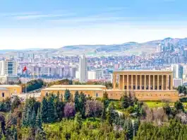 Ankara’da Geziyi Kolaylaştıran Pratik İpuçları Ankara'da geziyi kolaylaştıran ipuçları: Şehir merkezi ve Anıtkabir manzarası.