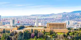 Ankara’da Geziyi Kolaylaştıran Pratik İpuçları Ankara'da geziyi kolaylaştıran ipuçları: Şehir merkezi ve Anıtkabir manzarası.