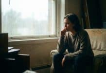 Depresyon belirtileri: Mutlu bir yaşam için 7 kritik işaret! Depresyon belirtileri: Pencere kenarında düşünceli oturan bir birey.