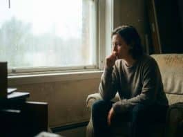 Depresyon belirtileri: Mutlu bir yaşam için 7 kritik işaret! Depresyon belirtileri: Pencere kenarında düşünceli oturan bir birey.