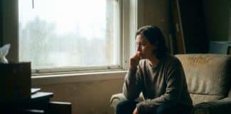 Depresyon belirtileri: Mutlu bir yaşam için 7 kritik işaret! Depresyon belirtileri: Pencere kenarında düşünceli oturan bir birey.