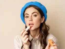 Güzellik için dudak ürünleri: Farklı renklerde rujlar ve dudak balmı. Flormar'dan parlak ve sağlıklı dudak makyajı örneği.