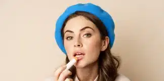 Güzellik Rutinine Işıltı Katacak Dudak Ürünleri Güzellik için dudak ürünleri: Farklı renklerde rujlar ve dudak balmı. Flormar'dan parlak ve sağlıklı dudak makyajı örneği.