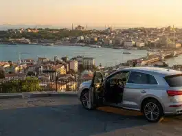 İstanbul’da Araç Kiralayarak Şehri Daha Özgür Keşfetmenin Yolları İstanbul araç kiralama ile şehir içi ve çevre rotalarında esnek ulaşımı yansıtan fotoğrafik sahne