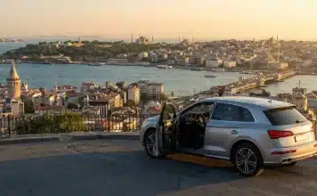 İstanbul’da Araç Kiralayarak Şehri Daha Özgür Keşfetmenin Yolları İstanbul araç kiralama ile şehir içi ve çevre rotalarında esnek ulaşımı yansıtan fotoğrafik sahne