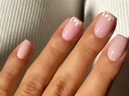 Takma tırnak ve kalıcı oje uygulamalarının tırnak sağlığı ve tırnak yapısı üzerindeki olumsuz etkileri hakkında uzman uyarısı.