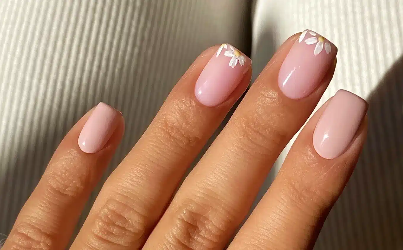 Takma tırnak ve kalıcı oje uygulamalarının tırnak sağlığı ve tırnak yapısı üzerindeki olumsuz etkileri hakkında uzman uyarısı.