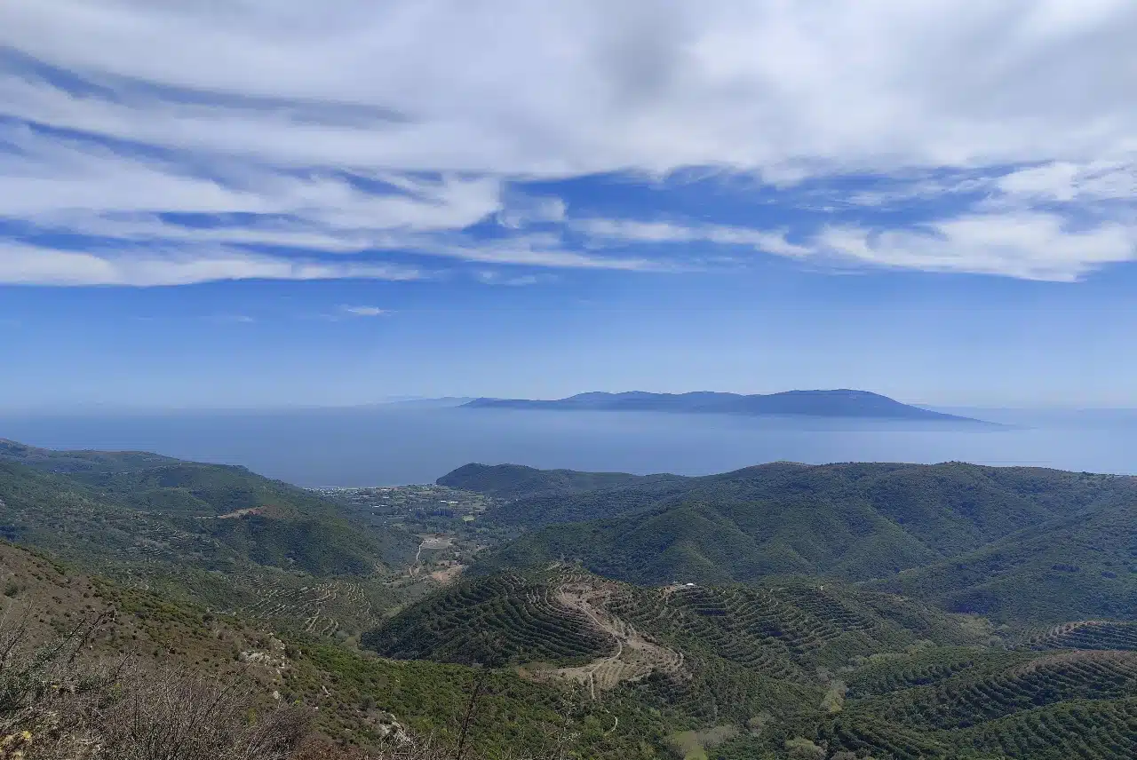 Marmara’nın saklı kalesi ve NATO Tepesi manzarası: Marmara Adası'nda tarih ve doğa yürüyüşü.