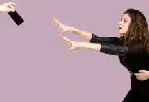 Telefondan uzak kalma korkusu ve nomofobi: Şarj bitme endişesi yaşayan bir kişinin yaşadığı anksiyete ve stres.