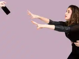 Telefonunuz olmadan kaç saat dayanabilirsiniz? İşte Nomofobi gerçeği! Telefondan uzak kalma korkusu ve nomofobi: Şarj bitme endişesi yaşayan bir kişinin yaşadığı anksiyete ve stres.