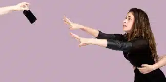 Telefonunuz olmadan kaç saat dayanabilirsiniz? İşte Nomofobi gerçeği! Telefondan uzak kalma korkusu ve nomofobi: Şarj bitme endişesi yaşayan bir kişinin yaşadığı anksiyete ve stres.