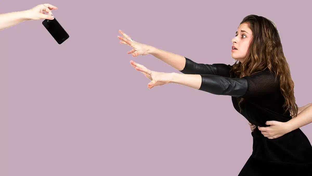 Telefondan uzak kalma korkusu ve nomofobi: Şarj bitme endişesi yaşayan bir kişinin yaşadığı anksiyete ve stres.