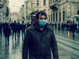 Salgın riskleri bitmedi: Solunum yolu enfeksiyonlarına karşı hazırlık rehberi Salgın riskleri döneminde İstanbul'da maske takarak önlem alan Türk vatandaşı