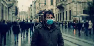 Salgın riskleri bitmedi: Solunum yolu enfeksiyonlarına karşı hazırlık rehberi Salgın riskleri döneminde İstanbul'da maske takarak önlem alan Türk vatandaşı