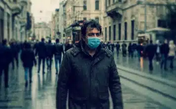 Salgın riskleri bitmedi: Solunum yolu enfeksiyonlarına karşı hazırlık rehberi Salgın riskleri döneminde İstanbul'da maske takarak önlem alan Türk vatandaşı