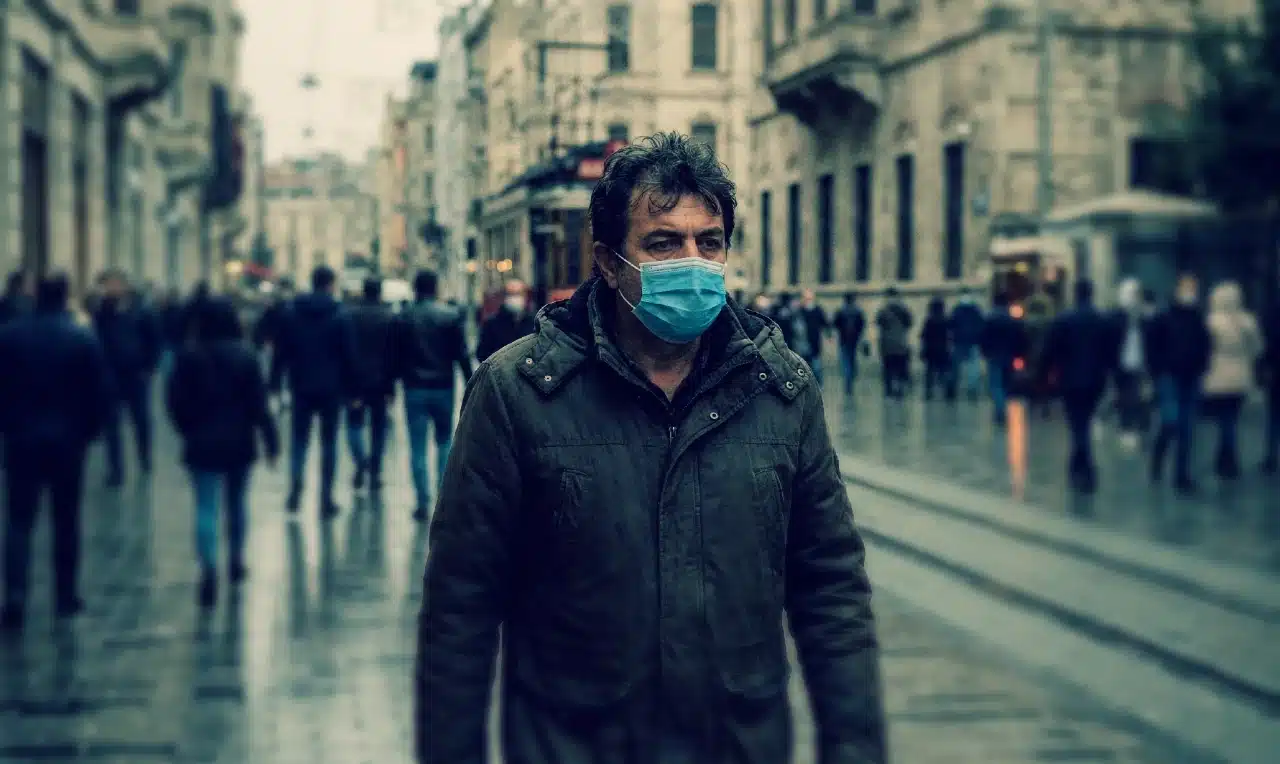 Salgın riskleri döneminde İstanbul'da maske takarak önlem alan Türk vatandaşı