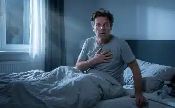 Uyku apnesi belirtileri: Gece sessizliği bozan gizli tehlike! Uyku apnesi belirtileri, tıkayıcı uyku apnesi tanısında kullanılan polisomnografi ve CPAP cihazı ile tedavi yöntemleri.