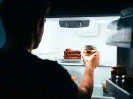 Yemekten sonra tatlı isteği: Kan şekerini dengelemenin 7 yolu Yemekten sonra tatlı isteği, kan şekeri dengesi, karbonhidrat tüketimi ve insülin direnci yönetimi.