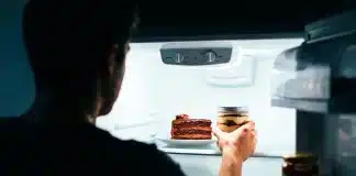 Yemekten sonra tatlı isteği: Kan şekerini dengelemenin 7 yolu Yemekten sonra tatlı isteği, kan şekeri dengesi, karbonhidrat tüketimi ve insülin direnci yönetimi.