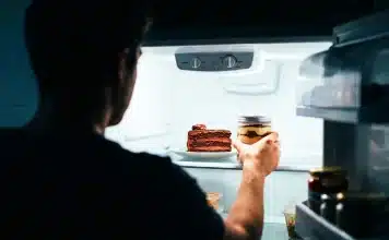 Yemekten sonra tatlı isteği: Kan şekerini dengelemenin 7 yolu Yemekten sonra tatlı isteği, kan şekeri dengesi, karbonhidrat tüketimi ve insülin direnci yönetimi.