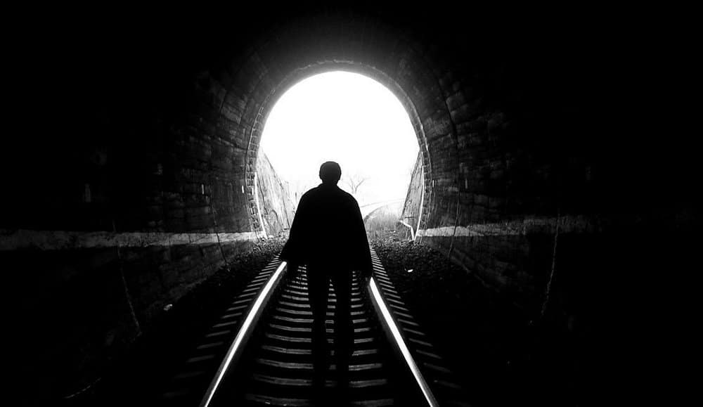 Gözlemci bilinci ve zihin farkındalığını simgeleyen, sakin bir silüet ve kuantum parçacıklarını andıran soyut arka plan.