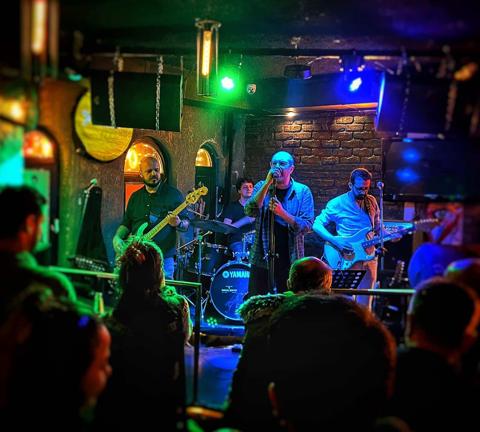 The Longafters grubu sahne üzerinde enstrümanlarıyla performans sergilerken