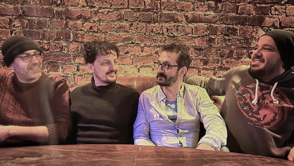 The Longafters Rock grubu üyeleri sahne performansı öncesi bir arada