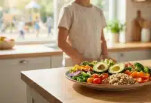 Çocuklarda insülin direnci ve beslenme düzeni için taze sebze ve meyvelerle dolu sağlıklı bir tabak