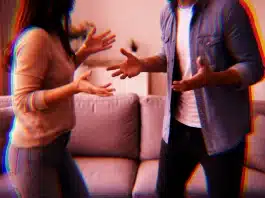 Ekonomik zorluklar yaşayan tartışan çift görseli